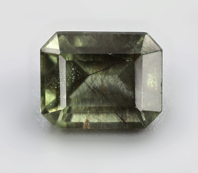 Перидот с включениями рутила 1,95 карата