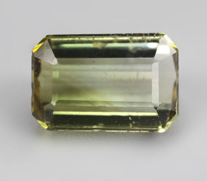Желто-зеленый турмалин 2,22 карата