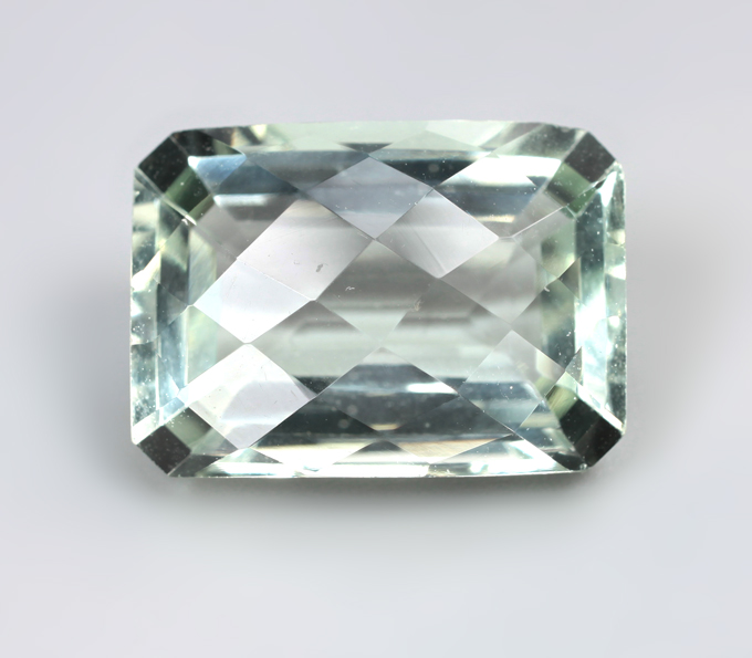 Чистейший зеленый аметист 14,6 карата