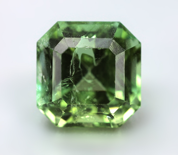 Желтовато-зеленый турмалин 2,59 карата