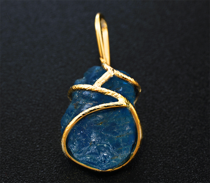 Золотой кулон с необработанным голубым апатитом 10,8 карата