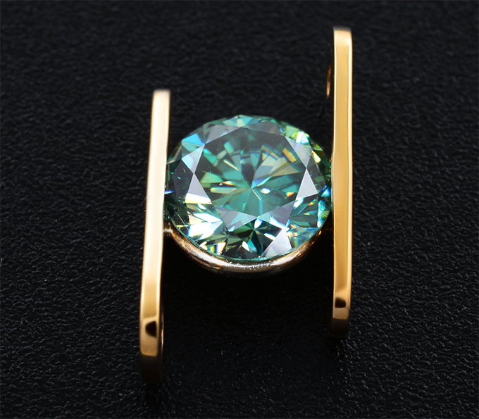 Золотой кулон с чистейшим муассанитом 1,17 карата