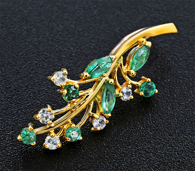 Золотой кулон с яркими "неоновыми" уральскими изумрудами 0,37 карата и лейкосапфирами