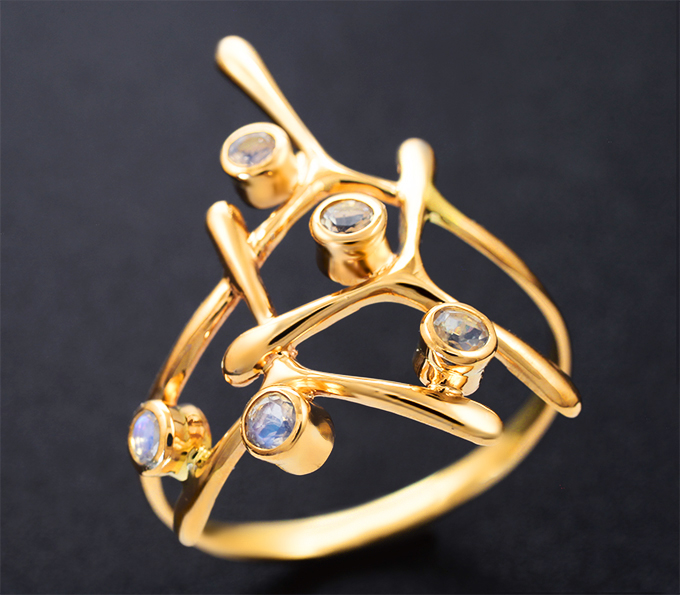 Золотое кольцо с ограненными лунными камнями