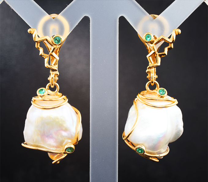 Массивные золотые серьги с морским жемчугом барокко 30,26 карата и уральскими изумрудами