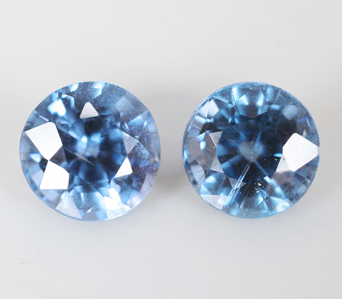 Редкая пара синих шпинелей 0,9 карата