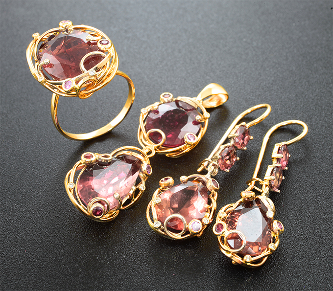 Комплект с турмалинами 30,87 карата, сапфирами и бриллиантами