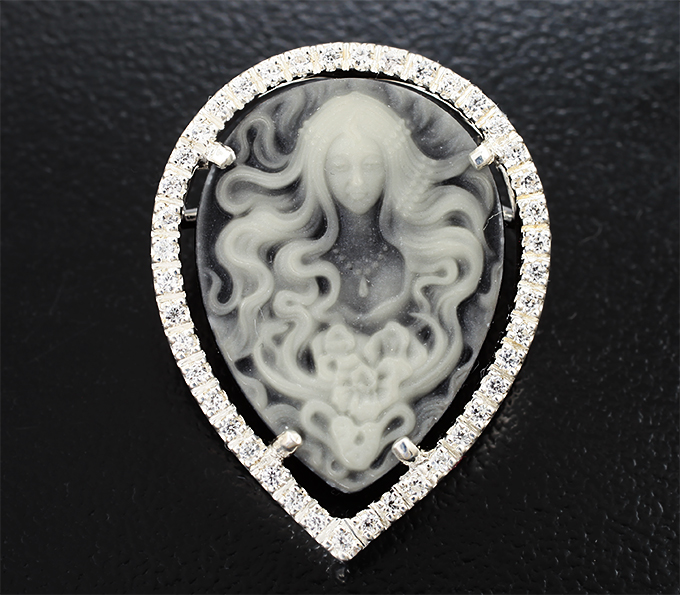 Кулон с агатовой камеей на долерите 8,19 карата и бесцветными цирконами