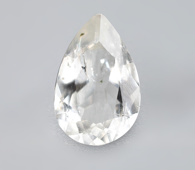 Бесцветный скаполит со сменой цвета 0,87 карата