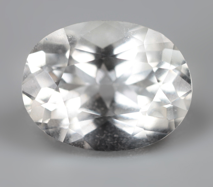 Бесцветный скаполит со сменой цвета 2,91 карата