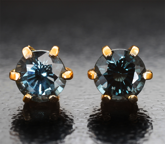 Золотые пусеты с редкими синими шпинелями 0,73 карата