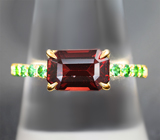 Золотое кольцо с пиропом гранатом 2,51 карата и цаворитами