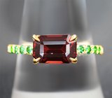 Золотое кольцо с пиропом гранатом 2,51 карата и цаворитами Золото