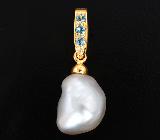 Двусторонний золотой кулон с редкой жемчужиной keshi 7,75 карата, голубыми апатитами и зелеными сапфирами