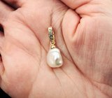 Двусторонний золотой кулон с редкой жемчужиной keshi 7,75 карата, голубыми апатитами и зелеными сапфирами