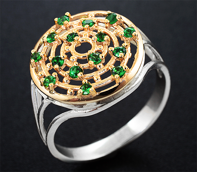 Комбинированное кольцо из золота и серебра с яркими цаворитами 0,43 карата