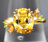 Золотое кольцо с золотистым гелиодором 3,15 карата, уральскими демантоидами гранатами и бриллиантами