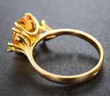 Золотое кольцо с золотистым гелиодором 3,15 карата, уральскими демантоидами гранатами и бриллиантами