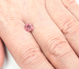 Красновато-оранжевая шпинель 0,87 карата 