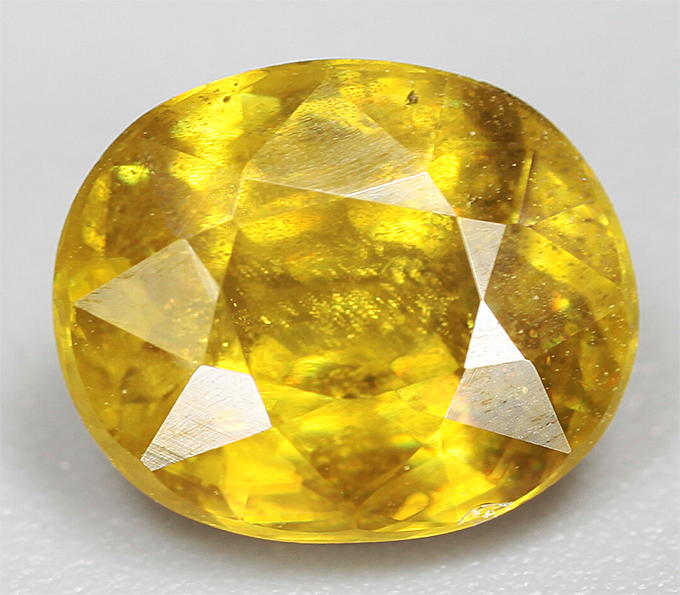 Зеленовато-желтый сфен 1,3 карата