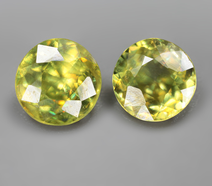 Пара желтовато-зеленых сфенов 2,24 карата
