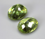 Пара желтовато-зеленых сфенов высокой дисперсии 2,54 карата 