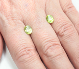 Пара желтовато-зеленых сфенов высокой дисперсии 2,54 карата 