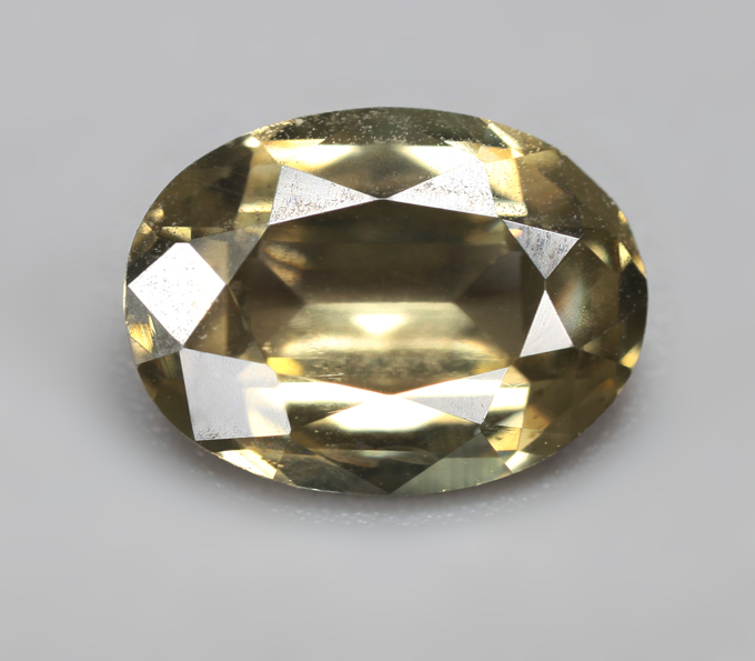 Зеленовато-желтый циркон высокой чистоты 1,79 карата