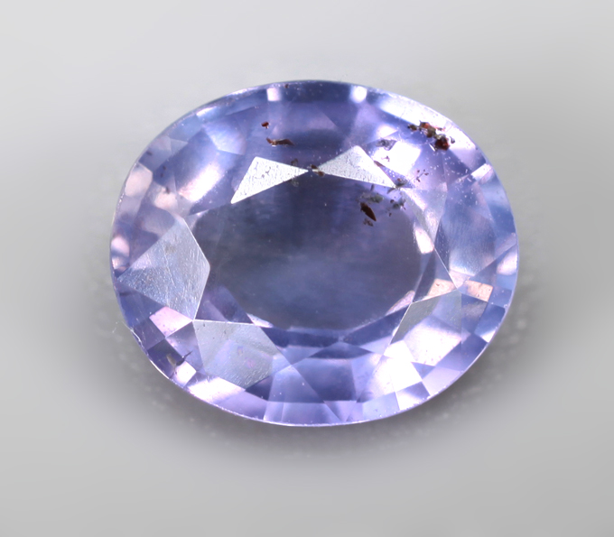 Без облагораживания! Синевато-фиолетовый сапфир со сменой цвета 0,69 карата