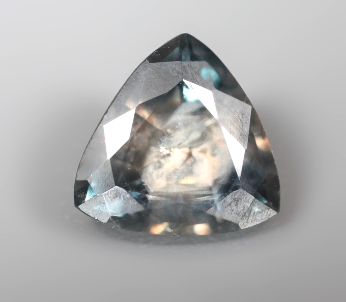 Без облагораживания! Полихромный сапфир со сменой цвета 0,74 карата