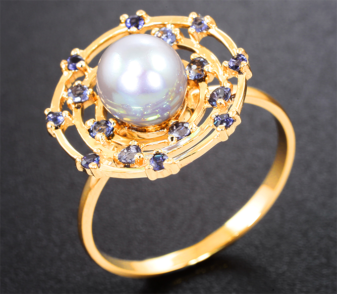 Золотое кольцо с морской жемчужиной яркого люстра 2,33 карата и чистейшими иолитами