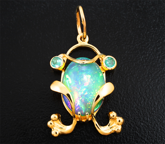 Золотой кулон "Лягушонок" с кристаллическим опалом 3,15 карата и "неоновыми" уральскими изумрудами