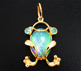 Золотой кулон "Лягушонок" с кристаллическим опалом 3,15 карата и "неоновыми" уральскими изумрудами