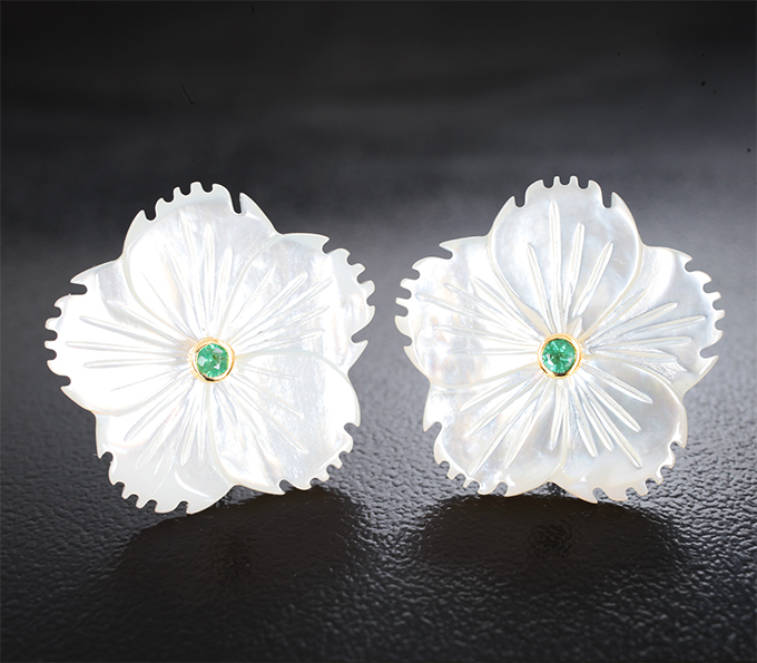 Золотые пусеты с резным перламутром 12,62 карата и яркими уральскими изумрудам