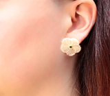 Золотые пусеты с резным перламутром 12,62 карата и яркими уральскими изумрудам Золото