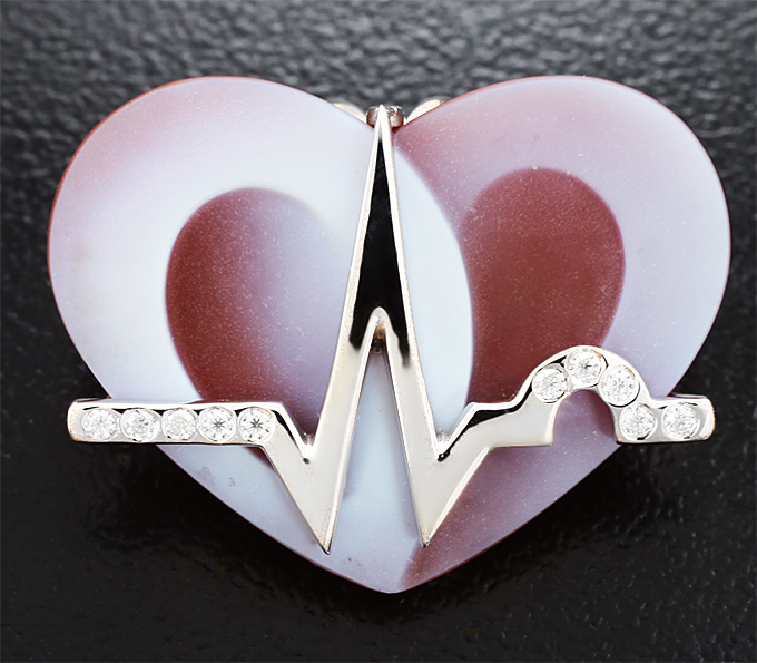 Кулон с халцедоновой камеей на карнелиане 11,86 карата и муассанитами