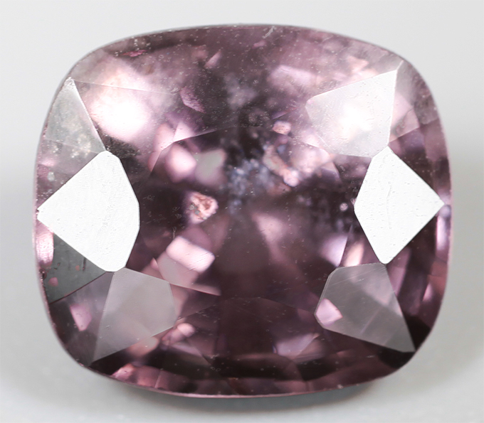 Розовато-пурпурная шпинель со сменой цвета 1,68 карата