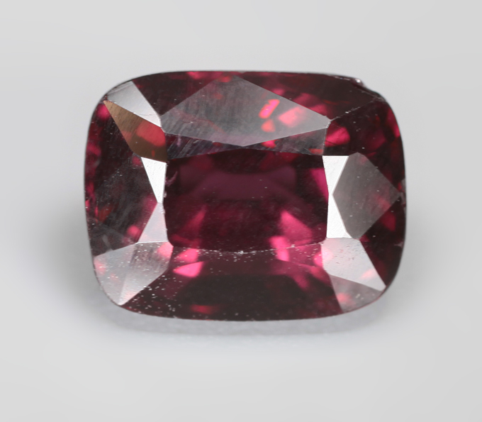 Вишневая шпинель 1,53 карата
