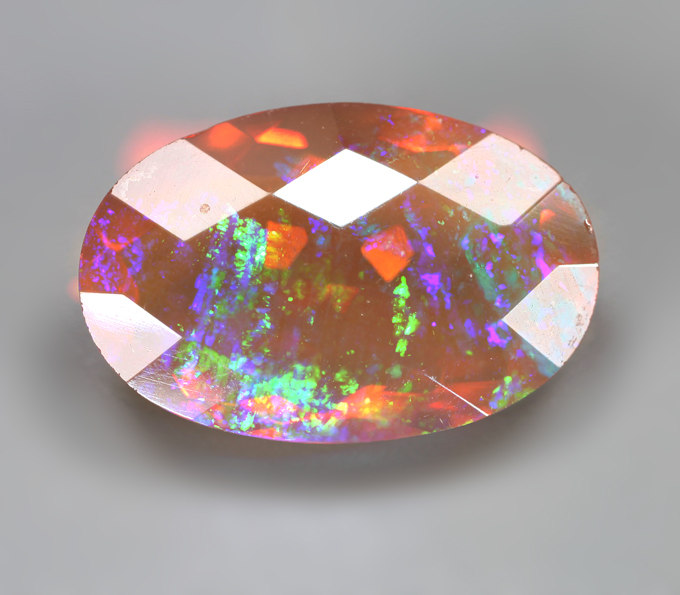 Ограненный "медовый" эфиопский опал 2,77 карата
