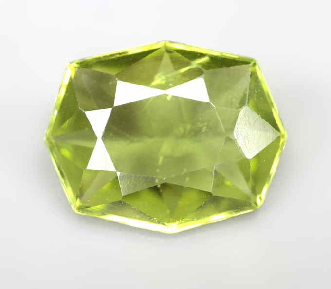 Яркий перидот 3,51 карата