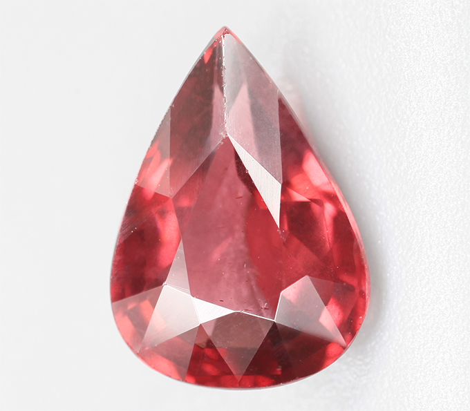 Яркий гранат высокой чистоты 2,39 карата