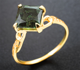 Золотое кольцо с крупным неоново-зеленым апатитом 3,03 карата и цирконами