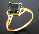 Золотое кольцо с крупным неоново-зеленым апатитом 3,03 карата и цирконами