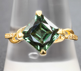 Золотое кольцо с крупным неоново-зеленым апатитом 3,03 карата и цирконами