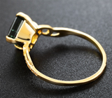 Золотое кольцо с крупным неоново-зеленым апатитом 3,03 карата и цирконами