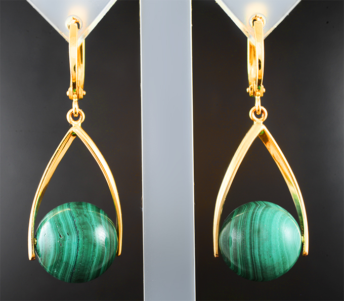 Массивные золотые серьги с крупными контрастными сферами уральского малахита 37,93 карата