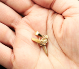 Золотой кулон с ископаемым зубом акулы 2,91 карата Золото