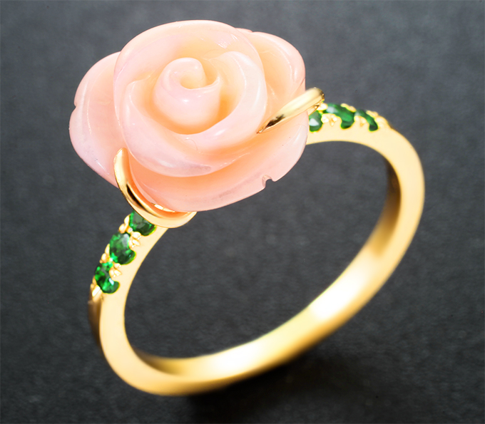 Золотое кольцо с резным solid кораллом 4,01 карата и цаворитами