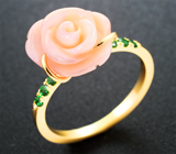 Золотое кольцо с резным solid кораллом 4,01 карата и цаворитами