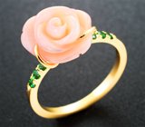 Золотое кольцо с резным solid кораллом 4,01 карата и цаворитами Золото